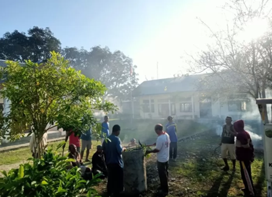 Gotong Royong Hidup Kembali : Kepala Desa Harekakae Pimpin Kerja Bakti Bersihkan PAUD dan Polindes